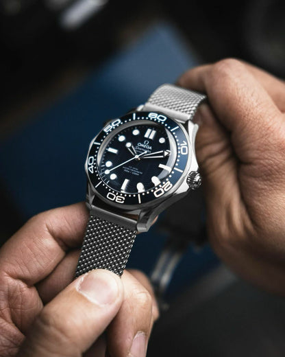 Omega Seamaster 007 Diver 300M  Silver Black Dial Metal watch