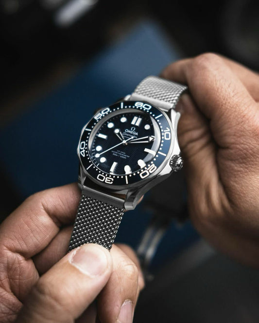 Omega Seamaster 007 Diver 300M  Silver Black Dial Metal watch